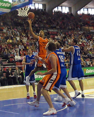 Más problemas para Pamesa: ni Okulaja ni Julian podrán jugar ante el Barça