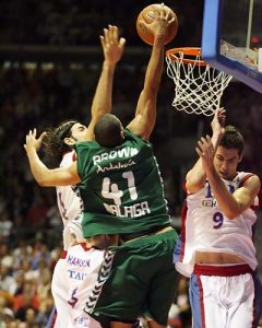 Euroliga, QF (I): Golpe de efecto de Marcus Brown. El CSKA devasta al Maccabi