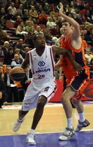 León prepara el corte de Thompson y busca base americano