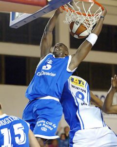 Reggie Moore prolonga tanto sus vacaciones que lo cortan, pero regresa Steven Edwards