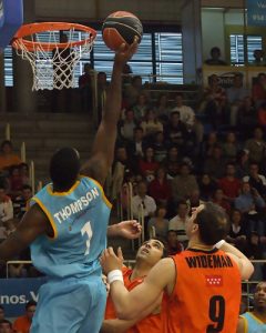 Baloncesto León critica duramente a Paolo Quinteros y contrata a Kevin Thompson