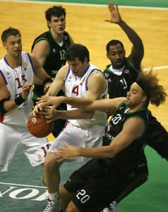 EL-J11 (miércoles); TAU pierde, pero salva el basket average, aunque el Montepaschi ya es equipo de Top 16. La Virtus de Roma se plantea un fichaje