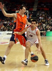 El Tau confirma el fichaje de San Emeterio