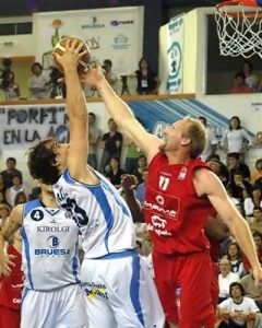 Mike Higgins se lesiona en Zaragoza y UB La Palma descarta a English