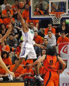 “El Reloj” Sekulic marca el ritmo y Smith hace un super-mate (con galería de fotos)