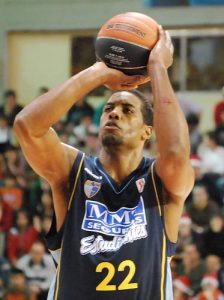 Un viejo conocido del basket español, Larry Lewis, ficha por Los Angeles Lakers