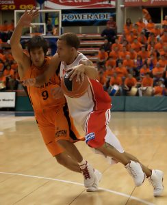 Hussein aparta a Chris Thomas de la lucha por la salvación