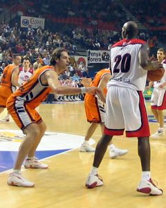 Paseo militar del Pamesa ante el Queluz: 93-64