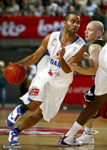 Francia arrasa a Bélgica y coge el último tren al Eurobasket