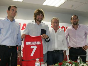 Arvydas Macijauskas firma con el Olympiacos