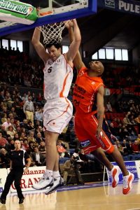 El Akasvayu Girona realiza movimientos para salvar la categoria de la ACB