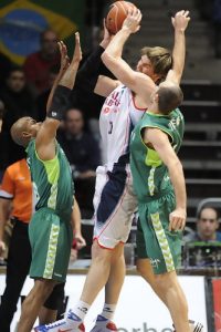 Unicaja pierde el tren de la copa en Vitoria. Aíto: Para dar este nivel, mejor ni estar
