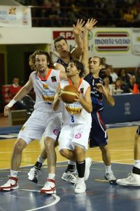 Adecco Oro J.19 (I): Menorca paga caro su largo viaje dejándose el liderato ante UB La Palma. Melilla recupera la primera posición seguido de CAI. Polémica arbitral en Ourense con trifulca en la pista