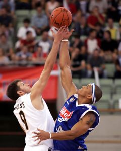 Rubén Garcés es el primer pívot del Pamesa 05/06