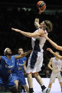Caja Laboral vence a Cajasol en un partido muy duro en la reaparición de Herrmann (73-66)