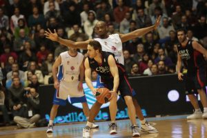 Pau Ribas evitó la heroica y decidió para el Caja Laboral en la emotiva despedida de Marc Jackson en el Sar (76-80)