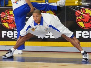 Los árbitros descalifican a Rahshon Turner tras encararse con el público y el jugador podría ser sancionado con varios encuentros