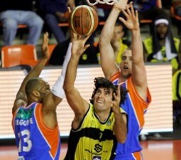 Adecco Oro J.32 (I): ¡Menuda noche! Menorca sufre para ganar al colista, Mallorca puede con León y Burgos tumba a Canarias mientras que la lucha por el descenso se aprieta con el triunfo de Axarquía