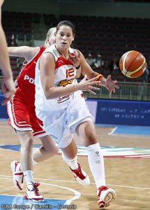 España sufre más de lo debido pero continúa invicta tras vencer a Polonia. Letonia cae contra Eslovaquia