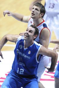 Caja Laboral vence desde la línea de 6,25 al Meridiano Alicante (90-75)