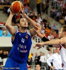 Salvaje batalla campal en el amistoso Grecia-Serbia