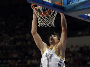 Ante Tomic devuelve la serie a Vitoria