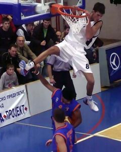 El joven serbio Marko Keselj firma con el Akasvayu