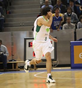 Berni salva a un Unicaja sin identidad, Estudiantes jugó medio partido