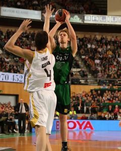 Real Madrid esquiva la derrota ante el DKV: Ansiedad en Tucker y gran duelo el Tomic vs Norel