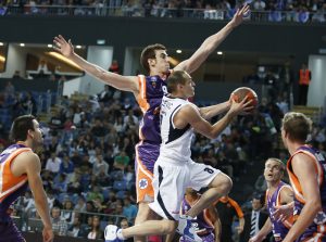 EL- J2 (miércoles); Barça y Caja Laboral cumplen a domicilio mientras PE Valencia no aguanta al Efes Pilsen. Brose Baskets sorprende al Olympiacos