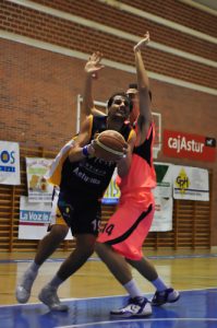 Resumen Adecco Plata (J6): Andorra, líder solitario tras la dura derrota del Clavijo en Tijola. Triple ganador de Javi Simón. Javi Román se exhibe en Oviedo