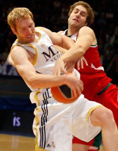 El Madrid sigue a lo suyo; Hansen se entona desde el triple