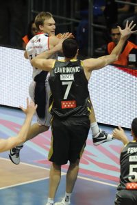 Caja Laboral amarra el factor cancha en una dura batalla que pudo decidir Bullock (62-60)