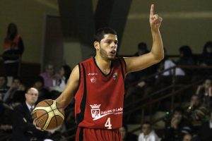 Manny Quezada continuará en Baloncesto Léon