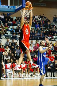 Power Electronics Valencia suma otra pieza más a su juego interior con la adquisición de Vitor Faverani