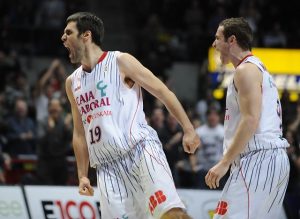El Caja Laboral vuelve a aliarse con la épica para batir al Barça (87-80)