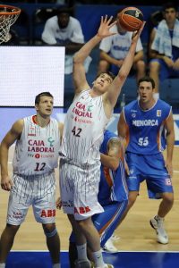 Barac (21 puntos, 13 rebotes) se adueña de la gélida mañana vitoriana (79-61)