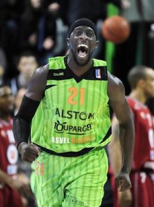 ¡Ligas Ext: Traoré en Italia (30+12) y Baxter en Rusia (35+6), dominan la pintura; Douby se va a los 53 ptos en China; Efes Pilsen recupera la 3ª plaza en Turquía y Olympiacos vence al PAO en Grecia!