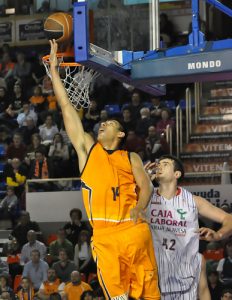 Gustavo Ayón, con pie y medio en la NBA