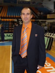 Tisi Reynés da el salto a los banquillos