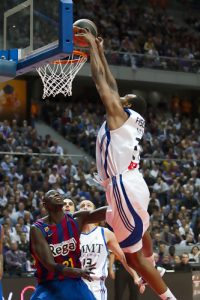 Bizkaia Bilbao Basket deshoja la margarita entre D´or Fischer y Etan Thomas para el puesto de 5. Tomas Hampl cerrará la plantilla