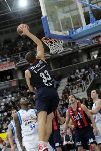 Ribas y Teletovic reconducen al Caja Laboral a la victoria en el derby ante Lagun Aro GBC (86-74)