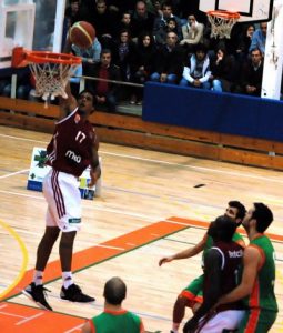 Liga portuguesa LPB (J9): Benfica se impone a Porto y es líder; Barreirense y Ovarense no pierden comba; Vitória con problemas; Thomas MVP