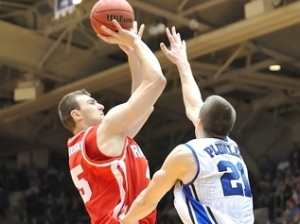 El VEF Riga ata al mejor reboteador universitario, el bielorruso Art Parakhouski