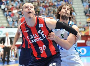 David Doblas renueva con Lagun Aro, Dejan Musli deja Baskonia y firma por el Partizán