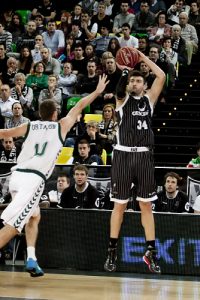 Eurocup (J1): Vasileiadis hace posible el milagro en Miribilla. Cajasol mejora, pero cae en Sassari. Lokomotiv se lleva el duelo de la jornada ante Donetsk. Matt Lojeski, MVP ¡Ambientazo de Belgrado!