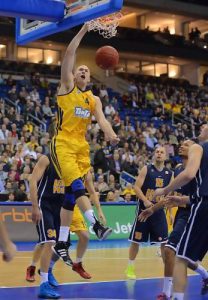 Una hernia discal echa para atrás el fichaje de Zach Morley por La Bruixa d’Or