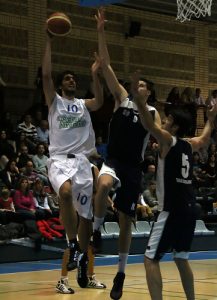 Adecco Plata (J8): Jornada visitante donde el colista estrenó su casillero siendo el único que ganó en casa. Gerbert Martí MVP para romper imbatibilidad de Mendizorrotza