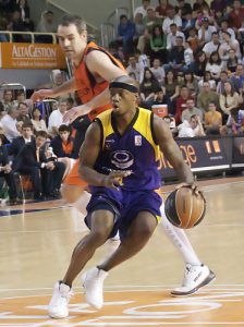 Unicaja piensa en Gomis… y en cumplir los cupos