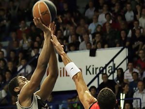 El <i>nuevo</i> Bilbao Basket suma otra victoria pese a la exhibición de muñeca de Asselin